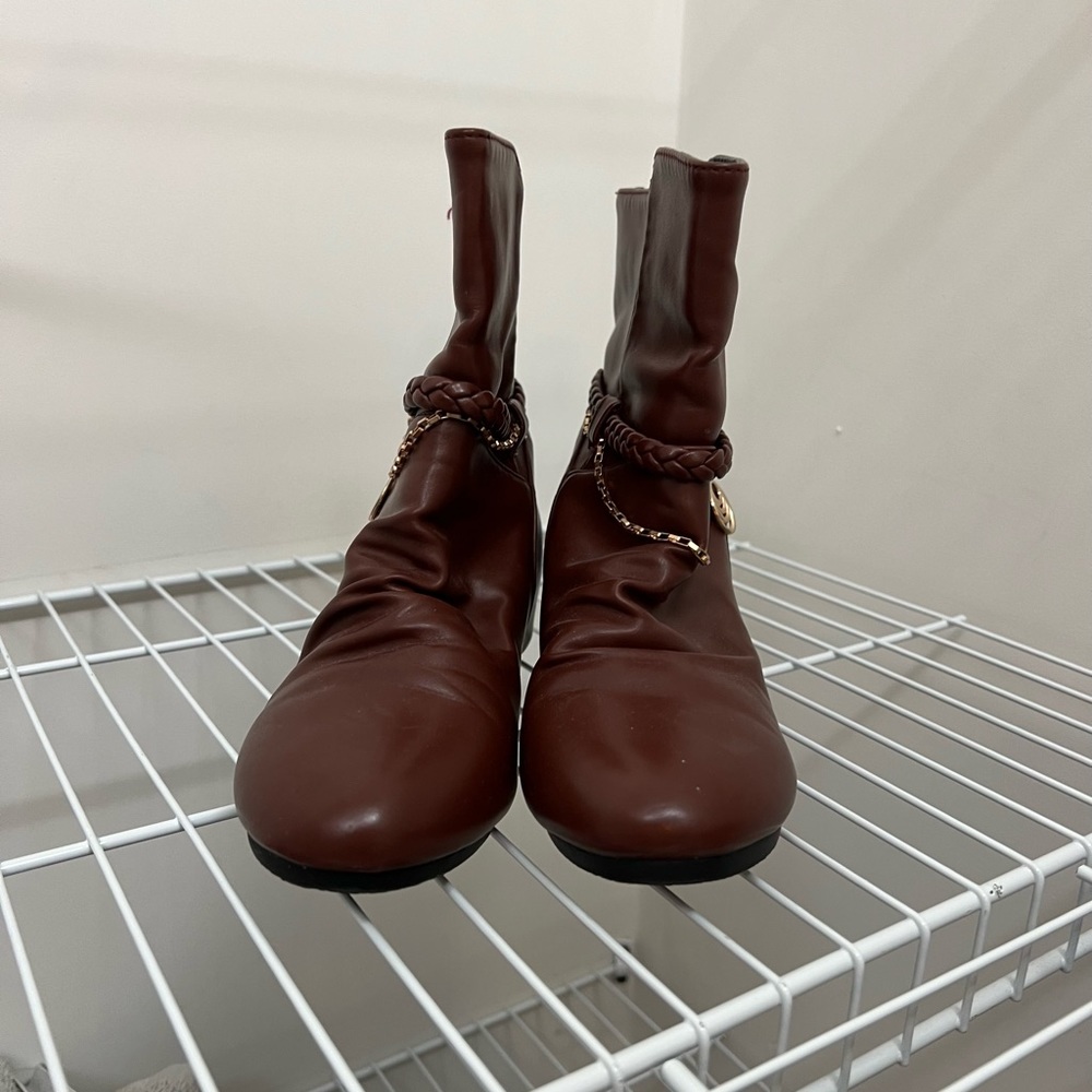 Gentle used brown boots
